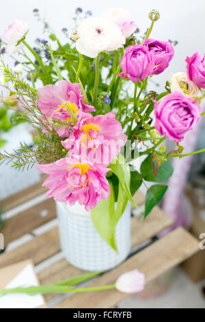 Incredibile tulipani rose in un vaso in un banco di lavoro Foto Stock