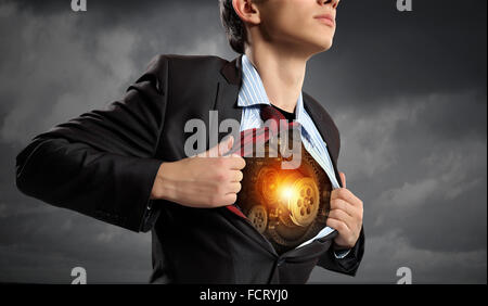 Imprenditore aprendo la sua maglietta sul petto agendo come super hero Foto Stock