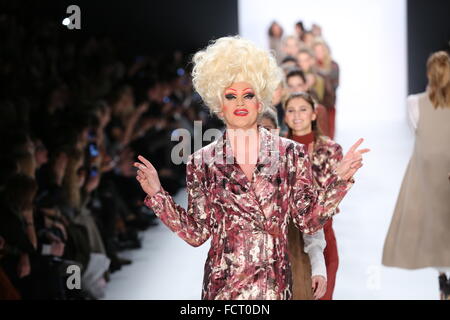 Berlino, Germania. Xx gen, 2016. Mercedes-Benz della settimana della moda Collezione Autunno/Inverno 2016 a Berlino. Olivia Jones, trascinare l'artista, un modello sulla passerella di RIANI Show. © Simone Kuhlmey/Pacific Press/Alamy Live News Foto Stock