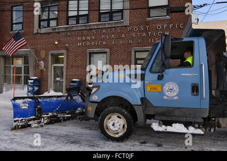 Merrick, New York, Stati Uniti d'America. 24 gen 2016. Dopo né'pasqua scende di oltre due metri di neve sulla riva sud della contea di Nassau, Long Island, città di Hempstead Autostrada dei dipendenti del reparto di operare spazzaneve, inclusi carrello con lama attaccata, per rimuovere circa 25 cm di neve blanketing strade in centro e parcheggio pubblico, inclusi per il Merrick United States Post Office. Credito: Ann Parry/ZUMA filo/Alamy Live News Foto Stock