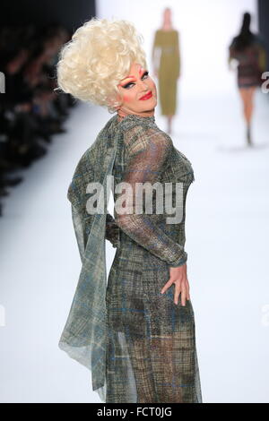 Berlino, Germania. Xx gen, 2016. Mercedes-Benz della settimana della moda Collezione Autunno/Inverno 2016 a Berlino. Olivia Jones, trascinare l'artista, un modello sulla passerella di RIANI Show. © Simone Kuhlmey/Pacific Press/Alamy Live News Foto Stock