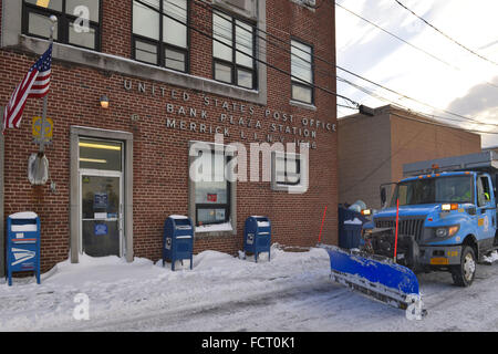 Merrick, New York, Stati Uniti d'America. 24 gen 2016. Dopo né'pasqua scende di oltre due metri di neve sulla riva sud della contea di Nassau, Long Island, molte città di Hempstead Autostrada dei dipendenti del reparto di operare spazzaneve, inclusi carrello con lama attaccata, lunghe ore per rimuovere circa 25 cm di neve blanketing strade in centro e parcheggio pubblico, inclusi per il Merrick United States Post Office. Credito: Ann Parry/ZUMA filo/Alamy Live News Foto Stock