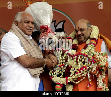 New Delhi, India. 24 gen 2016. Un sostenitore si congratula con Amit Shah (R) durante la cerimonia felicitation dopo che egli è stato rieletto come Presidente della Indian Bharatiya Janata Party (BJP) per un secondo mandato, al BJP sede a New Delhi, India, 24 gennaio, 2016. © Stringer/Xinhua/Alamy Live News Foto Stock