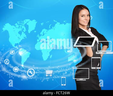 Business Woman Standing con tavoletta in mano sulla mappa del mondo sullo sfondo Foto Stock