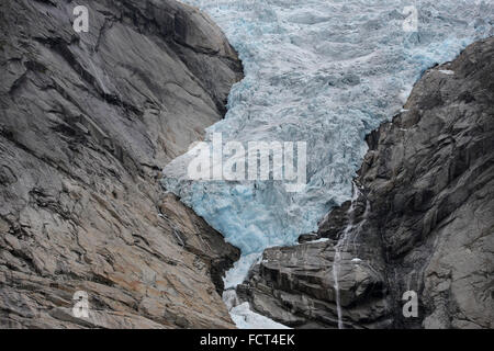 Norvegia, Olden. Close up di ritrattazione di ghiaccio sul Ghiacciaio Briksdal. Foto Stock