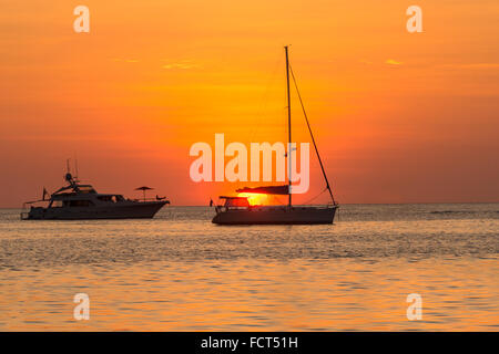 Sailing yacht contro il tramonto. Holiday lifestyle paesaggio con skyline in barca a vela e sunset silhouette. Foto Stock