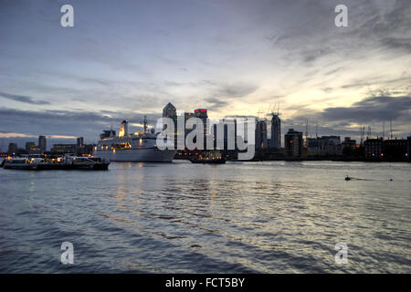 Passeggeri di grandi dimensioni la nave di crociera passando London Canary Wharf, il fiume Tamigi e il Regno Unito Foto Stock