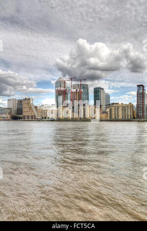 Ultra Wide Angle View del distretto finanziario di Londra Canary Wharf edifici con nuvole drammatico Foto Stock