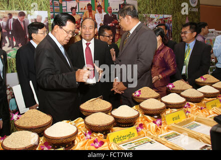 Phnom Penh Cambogia. 25 gennaio, 2016. Primo ministro cambogiano Hun Sen (L, anteriore) visite uno stallo di riso al quinto Cambogia Forum di riso in Phnom Penh Cambogia, 25 gennaio, 2016. Hun Sen lunedì chiamato per maggiori investimenti nel settore del riso di impianti di stoccaggio e le macchine di asciugatura in modo da aumentare il paese del riso della capacità di esportazione. © Sovannara/Xinhua/Alamy Live News Foto Stock