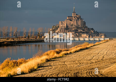 Mont Saint Michel (Saint Michael Mount), Normandia, a nord-ovest della Francia), su 2013/12/07: nuova diga sul fiume Couesnon a Foto Stock