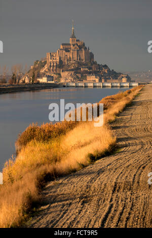 Mont Saint Michel (Saint Michael Mount), Normandia, a nord-ovest della Francia), su 2013/12/07: nuova diga sul fiume Couesnon a Foto Stock