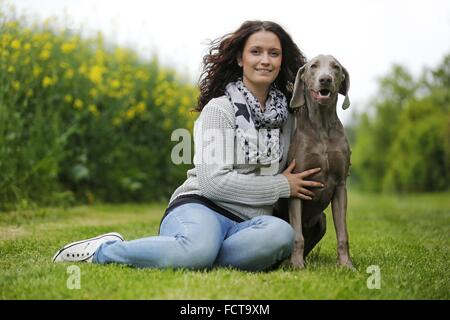 Donna e shorthaired Weimaraner Foto Stock