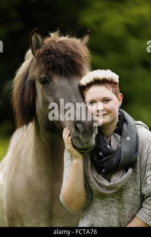 Donna e cavallo islandese Foto Stock