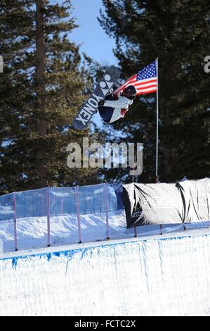 Mammoth Mountain, California, Stati Uniti d'America. 24 gen 2016. Ryo Aono (JPN) Snowboard : Ryo Aono del Giappone compete durante il Freestyle FIS Coppa del mondo maschile di snowboard halfpipe finale di Mammoth Mountain, California, Stati Uniti . Credito: Hiroyuki Sato/AFLO/Alamy Live News Foto Stock