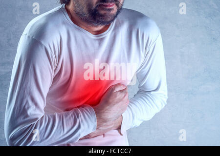 Grave dolore addominale, l uomo che soffre di mal di stomaco, tenendo il suo ventre e avente i crampi dolorosi. Foto Stock