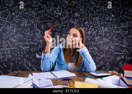 Bella studente facendo i compiti di scuola Foto Stock