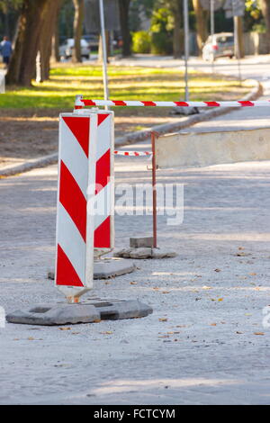 Cartello stradale informare circa il pericolo durante la riparazione della pavimentazione, costruzione di strada su una strada di città Foto Stock