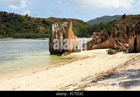 Bella enormi massi di granito sulla spiaggia a Curieuse Isola nell Oceano Indiano. Foto Stock