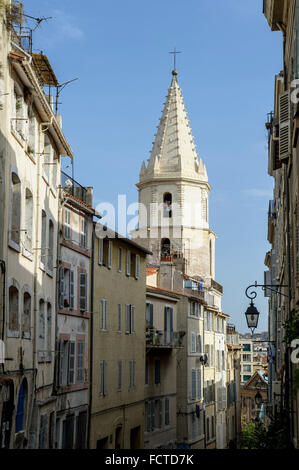 Marsiglia (sud-est della Francia): Le Panier distretto, con la strada "ontée des Accoules' e il campanile della chiesa di Foto Stock