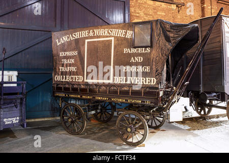 Cavallo e bagagli transporter visualizzati qui sulla visualizzazione permanente presso il Museo Nazionale delle Ferrovie di York, Inghilterra. Foto Stock