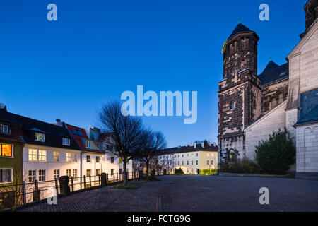 Il Herz-Jesu cattolica chiesa in Aachen Burtscheid, Germania con night blue sky. Foto Stock