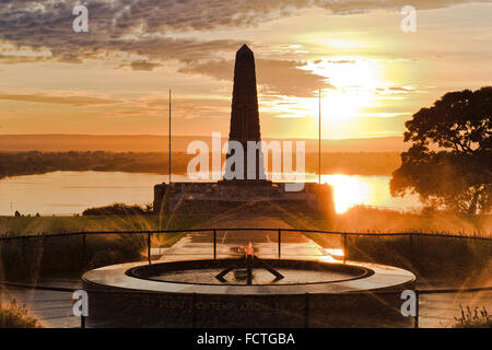 ANZAC commemorare memorial obelisco in Kings Park di Perth, Western Australia, a sunrise contro Rising Sun riflettendo in Swan Foto Stock