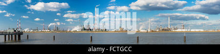 Panorama di una grande area di raffineria con alte pile di svasatura nel porto di Anversa, Belgio con un sacco di torri di distillazione. Foto Stock