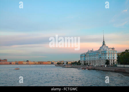 San Pietroburgo. Neva terrapieno, visualizzare il Nakhimov Scuola Navale Foto Stock