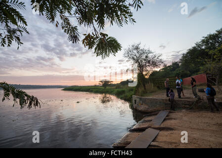 I turisti in attesa sul traghetto per auto, Fiume Nilo, Murchison Falls National Park, Uganda, Africa Foto Stock