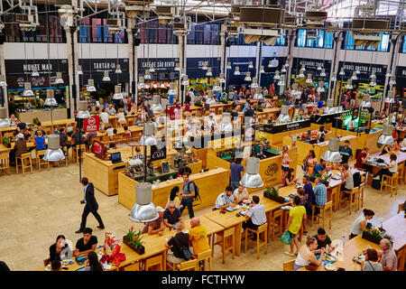 Portogallo Lisbona food court Time Out Mercado da Ribeira Foto Stock