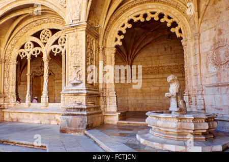 Il Portogallo, Lisbona, Mosteiro dos Jeronimos, il Monastero di Jeronimos, patrimonio mondiale dell'UNESCO, il leone fontana nel chiostro Foto Stock