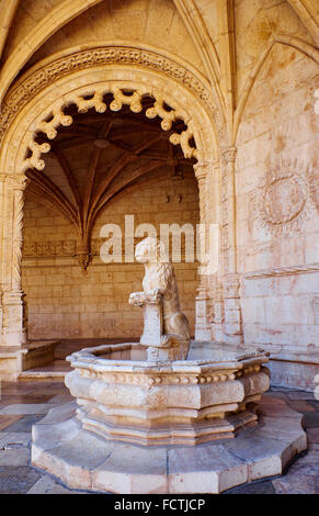 Il Portogallo, Lisbona, Mosteiro dos Jeronimos, il Monastero di Jeronimos, patrimonio mondiale dell'UNESCO, il leone fontana nel chiostro Foto Stock