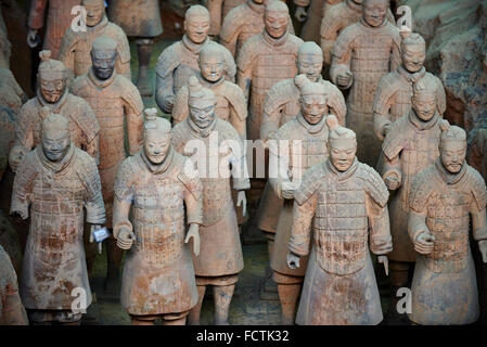 Cina, provincia di Shaanxi, Xian, Lintong sito, dettaglio di alcuni dei sei mila statue nell'Esercito dei Guerrieri di Terracotta, 2000 Foto Stock