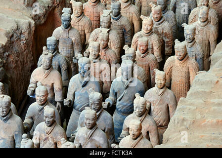 Cina, provincia di Shaanxi, Xian, Lintong sito, dettaglio di alcuni dei sei mila statue nell'Esercito dei Guerrieri di Terracotta, 2000 Foto Stock