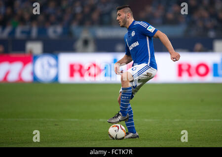 Gelsenkirchen (Germania). 24 gen 2016. Schalke's Sead Kolasinac durante la Bundesliga tedesca partita di calcio tra FC Schalke 04 e il Werder Brema nella Veltins Arena di Gelsenkirchen, Germania, 24 gennaio 2016. Foto: MARIUS BECKER/dpa/Alamy Live News Foto Stock