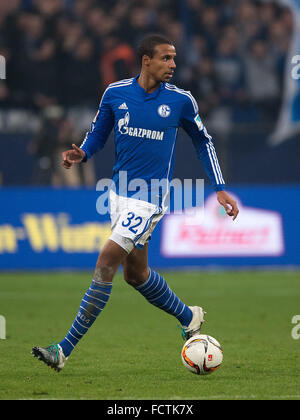 Gelsenkirchen (Germania). 24 gen 2016. Schalke's Joel Matip durante la Bundesliga tedesca partita di calcio tra FC Schalke 04 e il Werder Brema nella Veltins Arena di Gelsenkirchen, Germania, 24 gennaio 2016. Foto: MARIUS BECKER/dpa/Alamy Live News Foto Stock