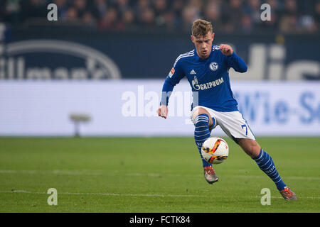 Gelsenkirchen (Germania). 24 gen 2016. Schalke's Max Meyer in azione durante la Bundesliga tedesca partita di calcio tra FC Schalke 04 e il Werder Brema nella Veltins Arena di Gelsenkirchen, Germania, 24 gennaio 2016. Foto: MARIUS BECKER/dpa/Alamy Live News Foto Stock