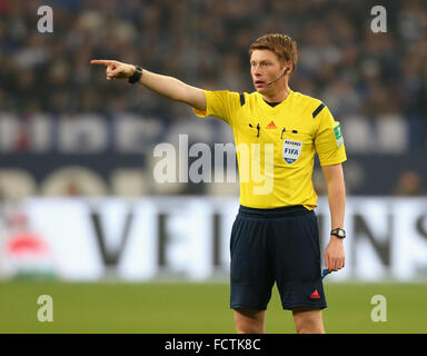 Gelsenkirchen (Germania). Il 24 gennaio, 2016. Il calcio Bundesliga, FC Schalke 04 vs Werder Brema, Gelsenkirchen, Germania, 24.01.2016: arbitro Dingert cristiana. Credito: Juergen schwarz/Alamy Live News Foto Stock