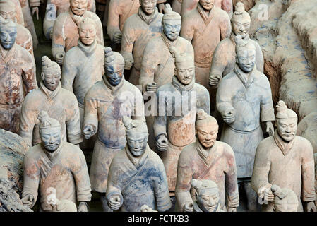 Cina, provincia di Shaanxi, Xian, Lintong sito, dettaglio di alcuni dei sei mila statue nell'Esercito dei Guerrieri di Terracotta, 2000 Foto Stock