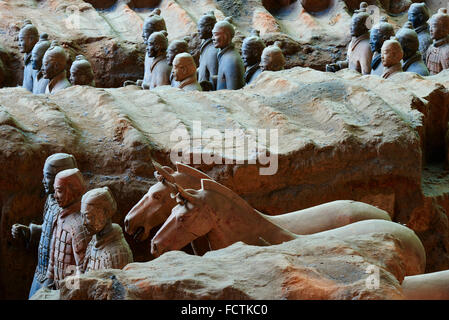 Cina, provincia di Shaanxi, Xian, Lintong sito, dettaglio di alcuni dei sei mila statue nell'Esercito dei Guerrieri di Terracotta, 2000 Foto Stock