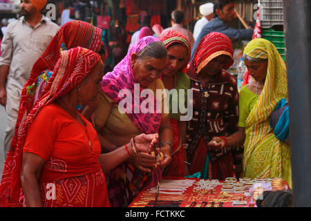 Rajasthani donne shopping presso il Pushkar annuale Fiera del cammello. Ajmer, Rajasthan, India Foto Stock