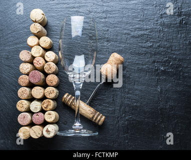 Tappi vino a forma di bottiglia di vino sullo sfondo di grafite. Foto Stock