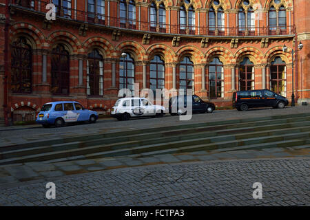 Taxi fuori di St Pancras Renaissance Hotel, stazione ferroviaria internazionale, Euston Road, London NW1, Regno Unito Foto Stock