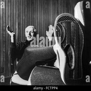 Sir James Wilson Vincent 'Jimmy' Savile, OBE, KCSG era un inglese DJ e radio personalità. Fotografato a uno studio della BBC in1984 Foto Stock