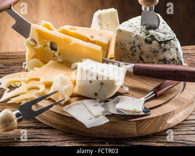 Varietà di formaggi su una tavola di legno. Foto Stock