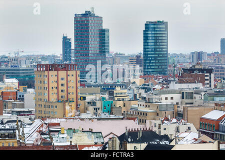 Bratislava, Slovacchia - gennaio 24th, 2016: inverno veduta della città dal castello di Bratislava. Foto Stock