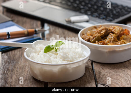 Cibo da portare via e mangiare in ufficio Foto Stock