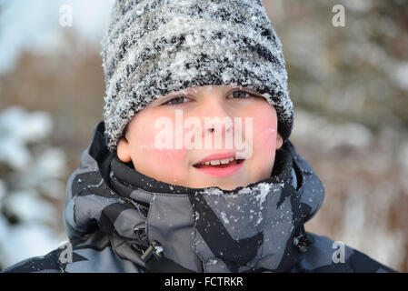 Ritratto di ragazzo congelato in inverno Foto Stock