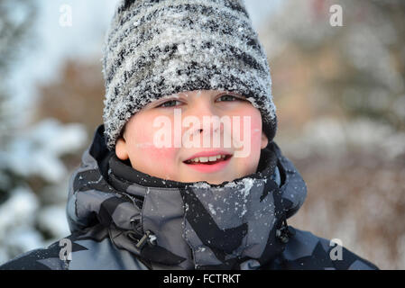 Ritratto di ragazzo congelato in inverno Foto Stock