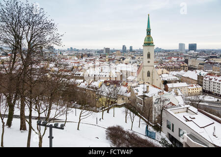 Bratislava, Slovacchia - gennaio 24th, 2016: inverno veduta della città dal castello di Bratislava. Foto Stock